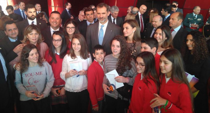 Colegio JOYFE - noticias - premios avt - rey felipe vi y alumnos joyfe